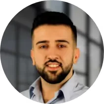 Cliente da Traduzme, homem de barba sorrindo, em retrato circular