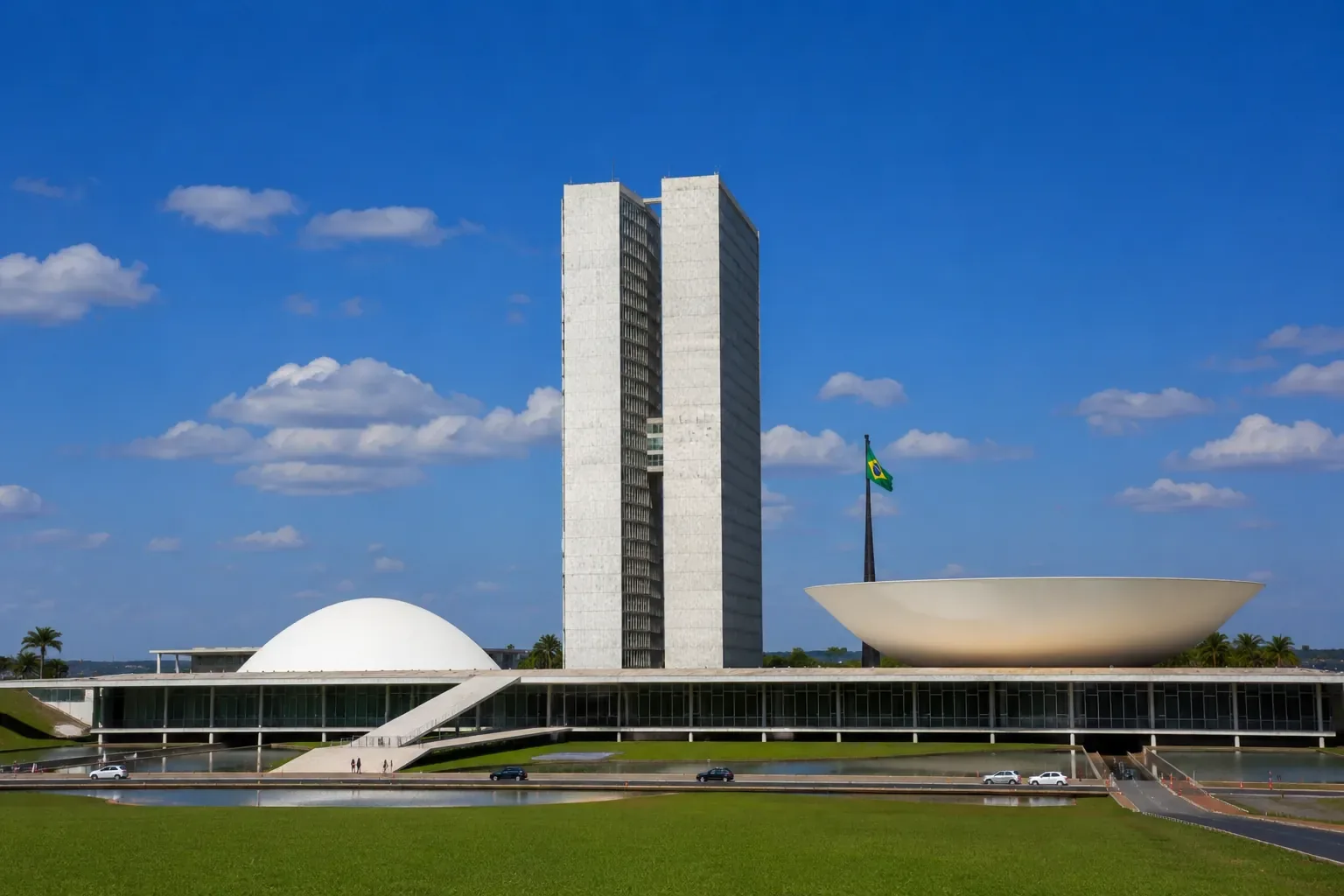 Congresso Nacional em Brasília, com as duas torres e as cúpulas sob céu azul