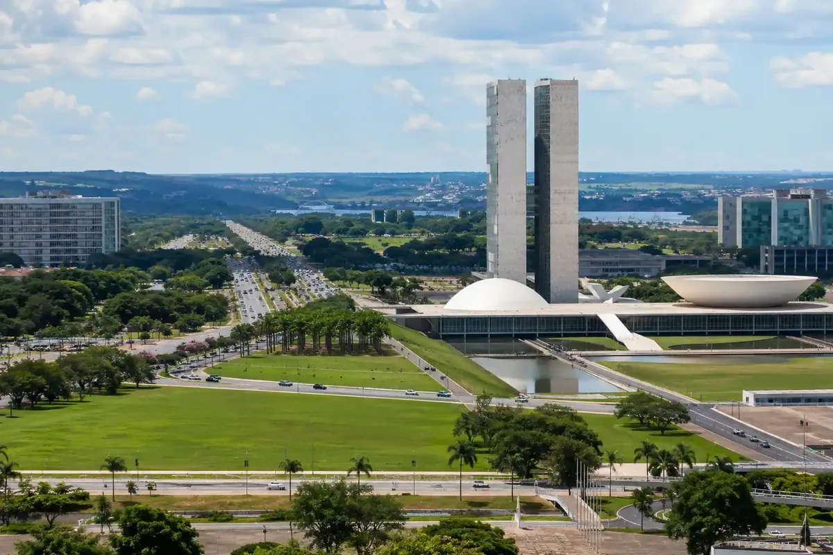 Vista aérea da Esplanada dos Ministérios e do Congresso Nacional em Brasília sob céu azul
