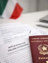 Formulário de cidadania italiana, bandeira da Itália e passaporte italiano sobre a mesa