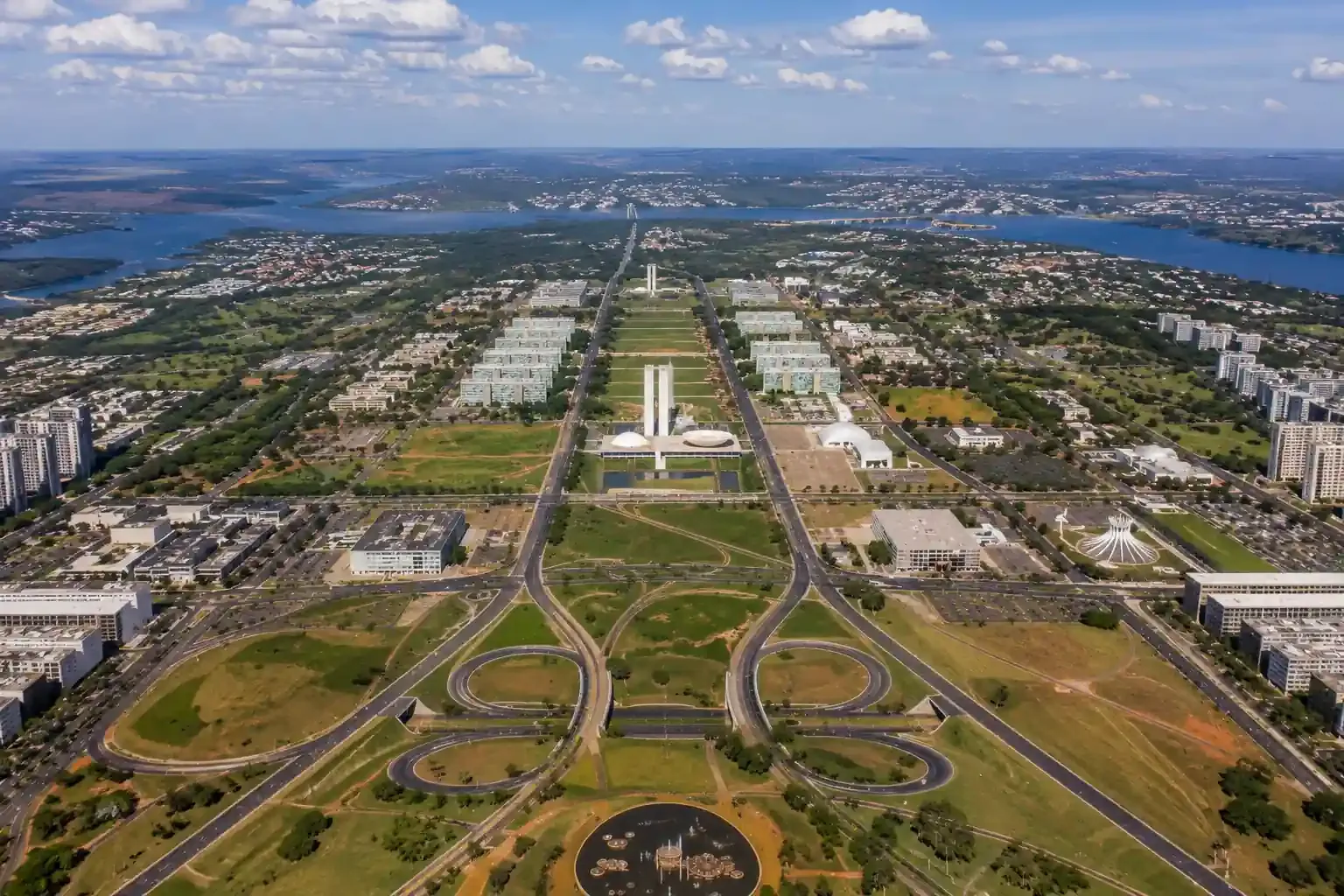 Aerial view of the Monumental Axis and the Esplanada dos Ministérios in Brasília, with Lake Paranoá behind
