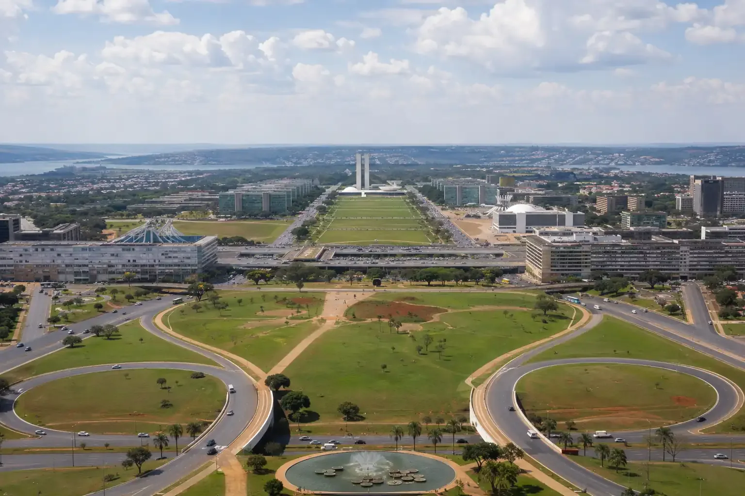 Vista aérea do Plano Piloto de Brasília com o Eixo Monumental e os prédios dos ministérios ao fundo